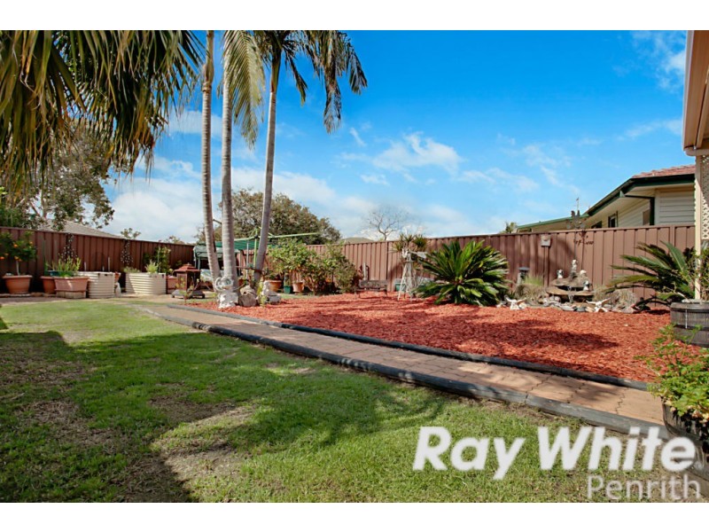 40 Sandakan Crescent, Lethbridge Park NSW 2770