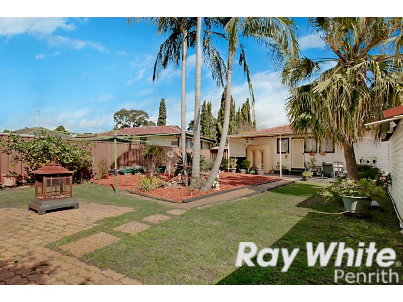 40 Sandakan Crescent, Lethbridge Park NSW 2770