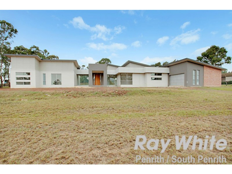 13 Twin Creeks Drive, Luddenham NSW 2745