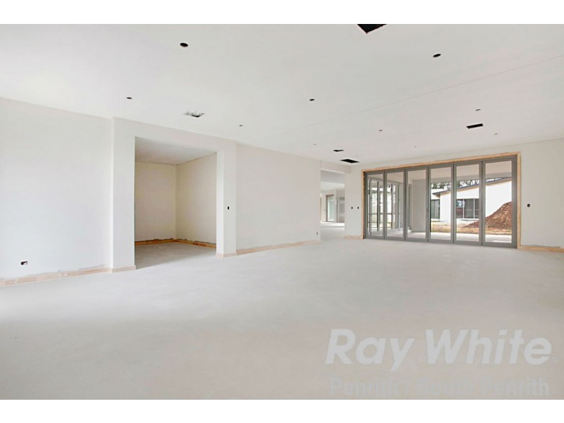 13 Twin Creeks Drive, Luddenham NSW 2745
