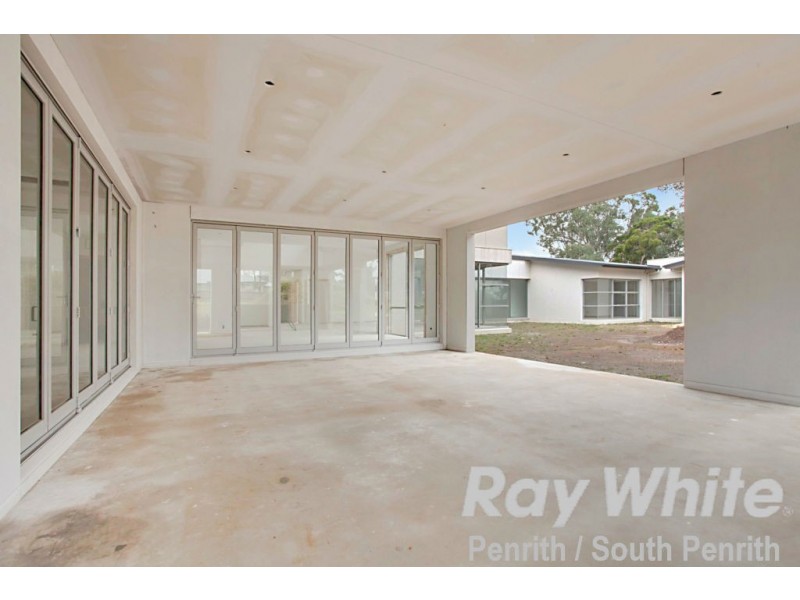 13 Twin Creeks Drive, Luddenham NSW 2745