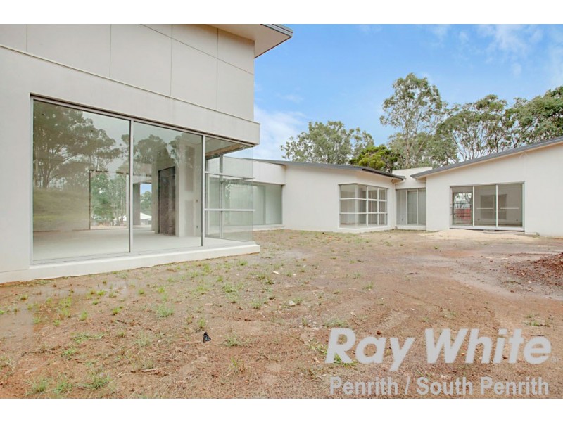 13 Twin Creeks Drive, Luddenham NSW 2745
