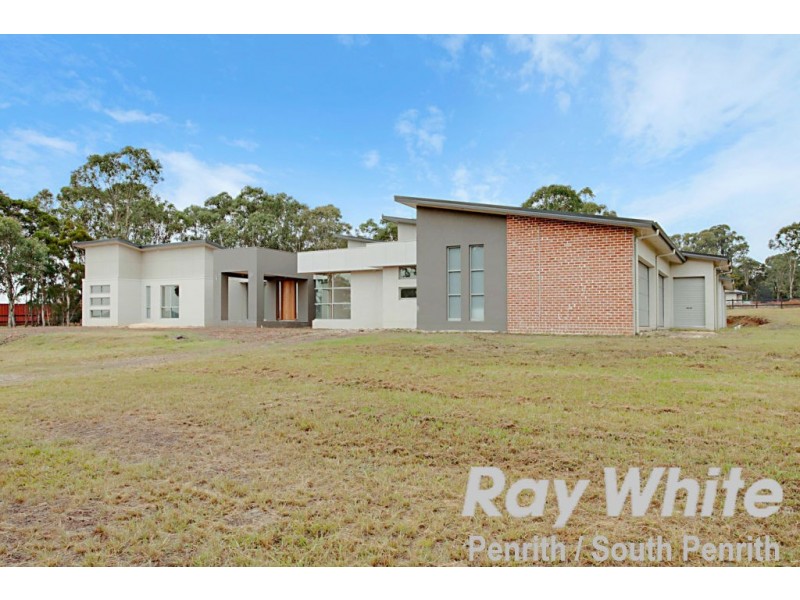 13 Twin Creeks Drive, Luddenham NSW 2745
