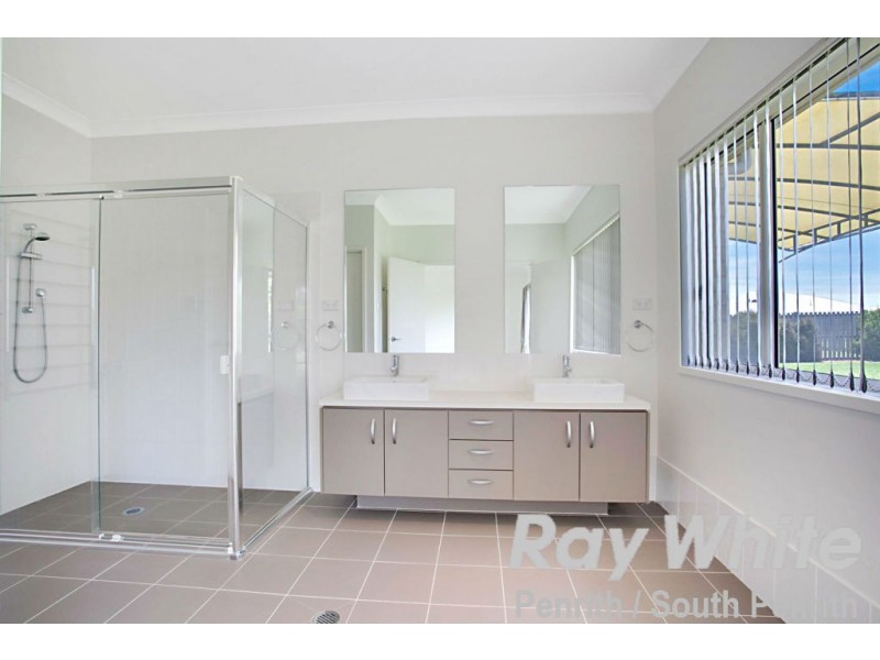 9 Twin Creeks Drive, Luddenham NSW 2745