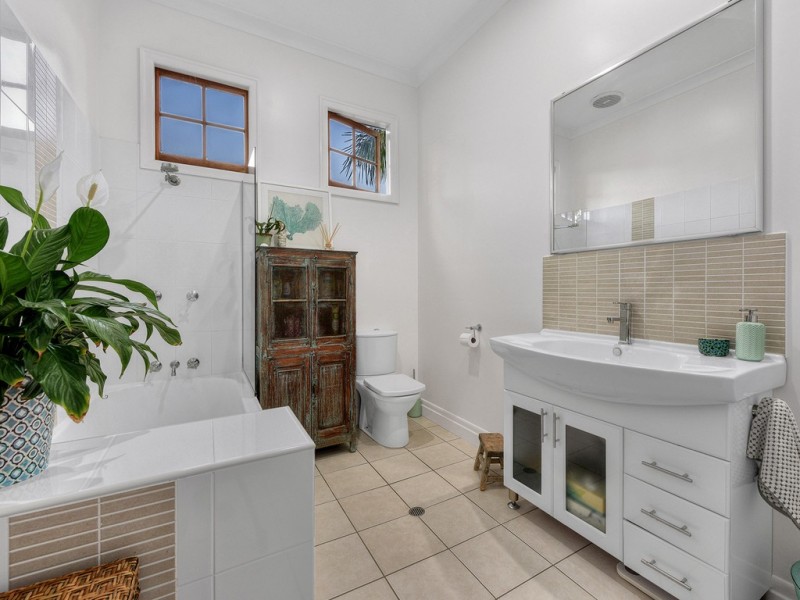 11 Hawthorn Terrace, Red Hill QLD 4059