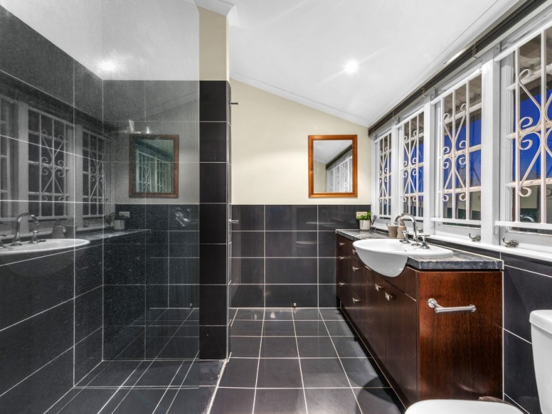 33 Ashgrove Crescent, Ashgrove QLD 4060