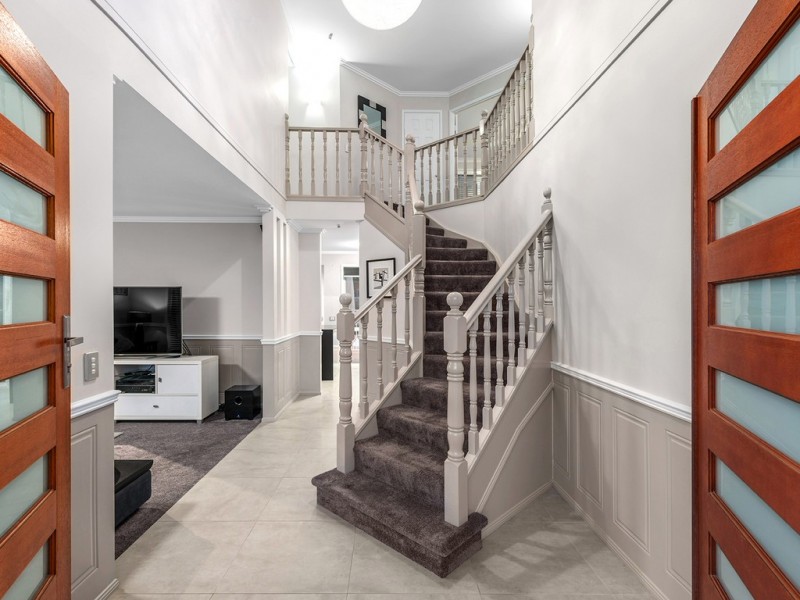 5 Regency Place, Carindale QLD 4152