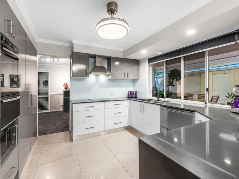 5 Regency Place, Carindale QLD 4152