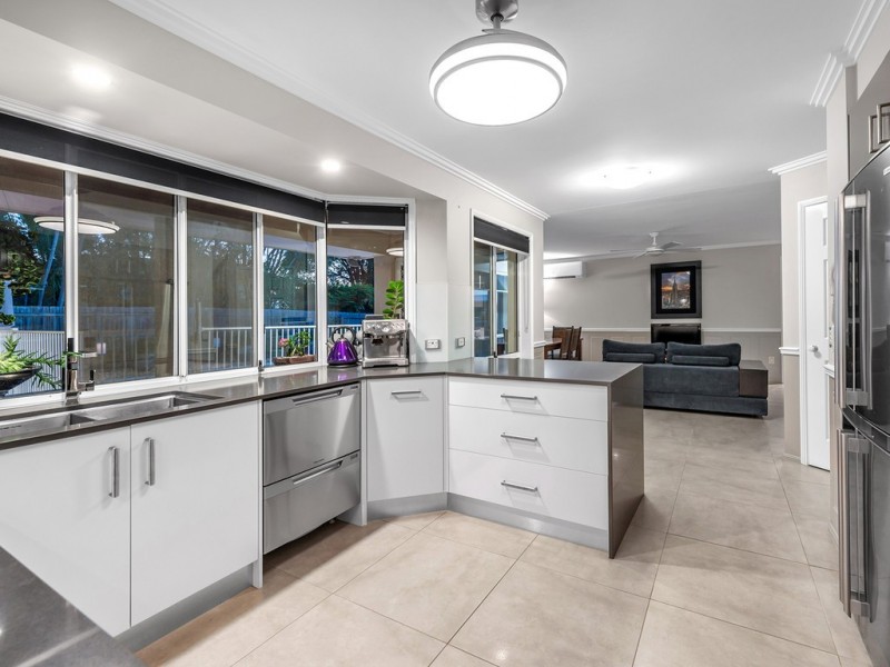 5 Regency Place, Carindale QLD 4152