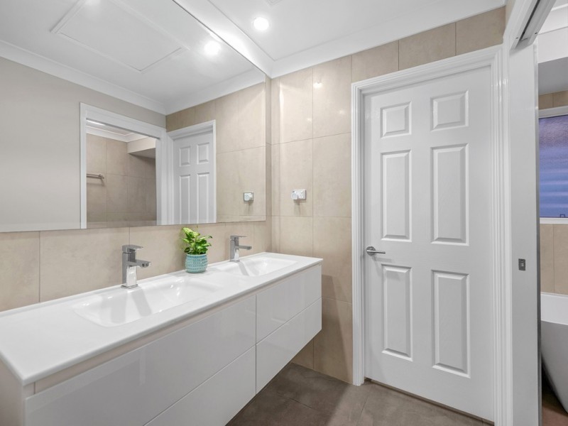 5 Regency Place, Carindale QLD 4152