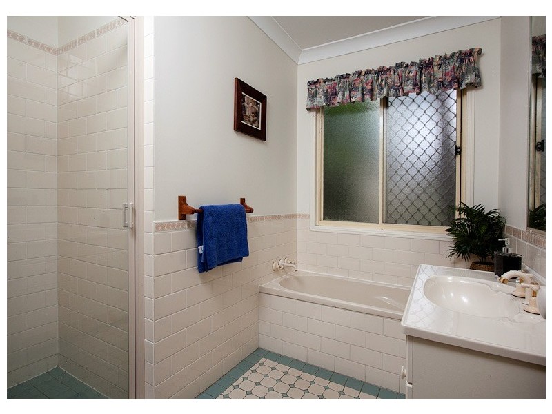 8 Janet Place, Arana Hills QLD 4054