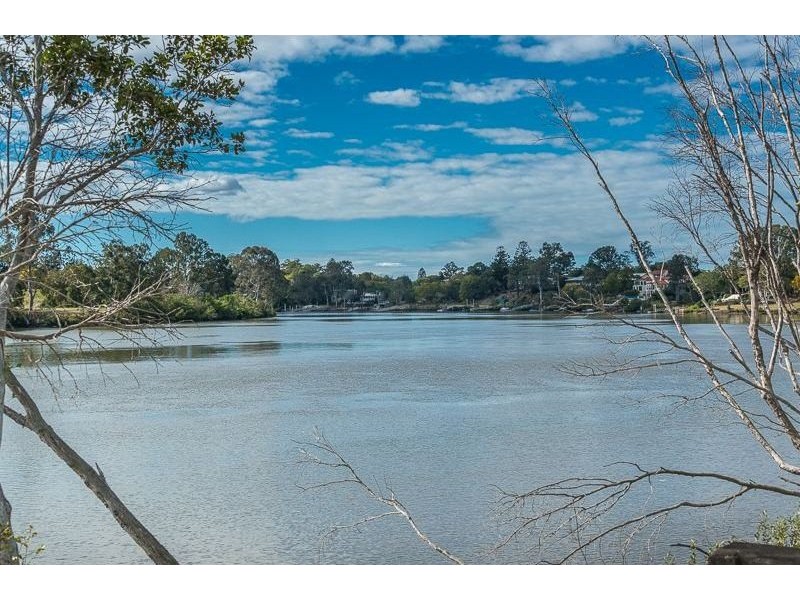 128 King Arthur Terrace, Tennyson QLD 4105