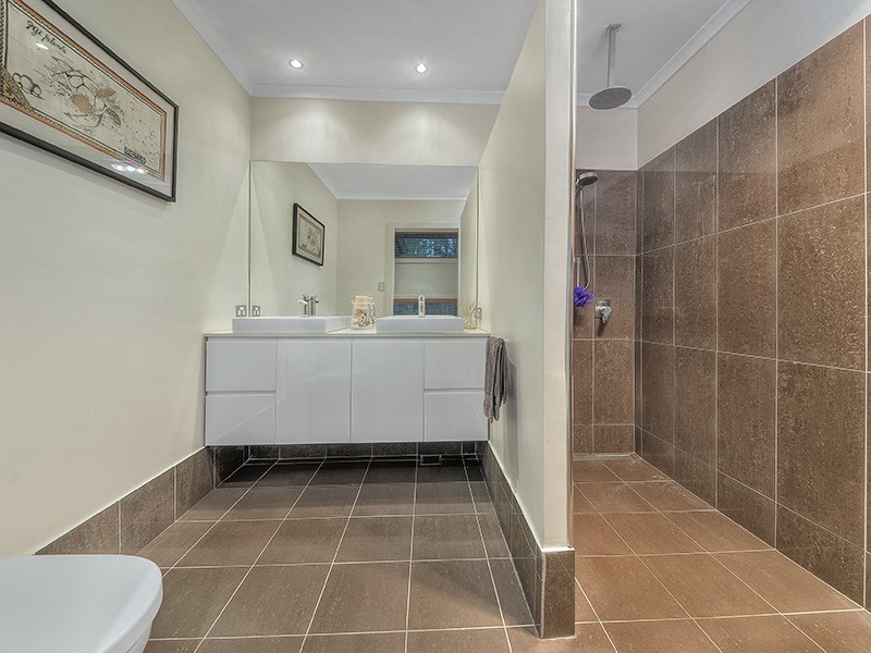 1350 Mt Nebo Road, Jollys Lookout QLD 4520