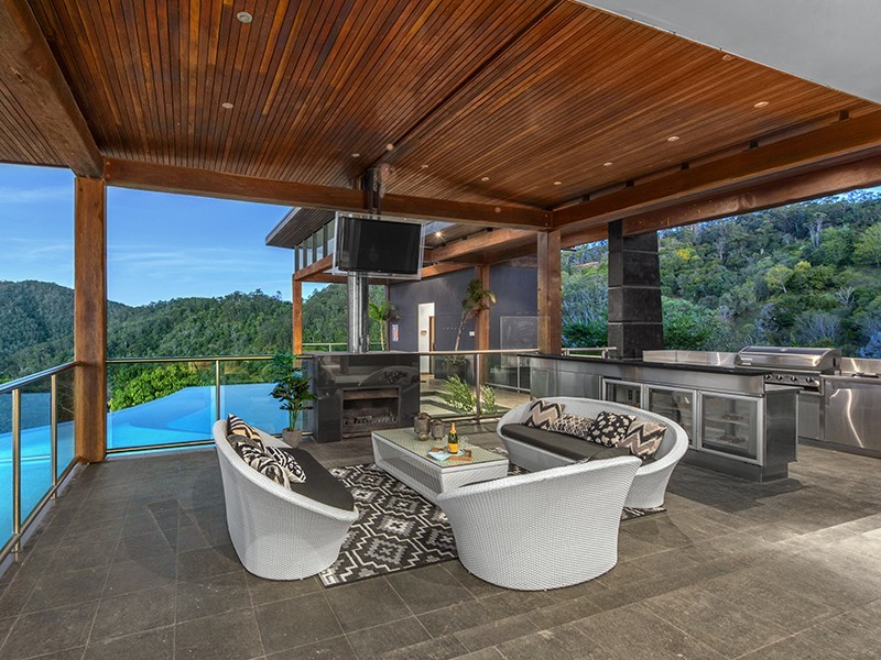 948 Mt Nebo Road, Jollys Lookout QLD 4520