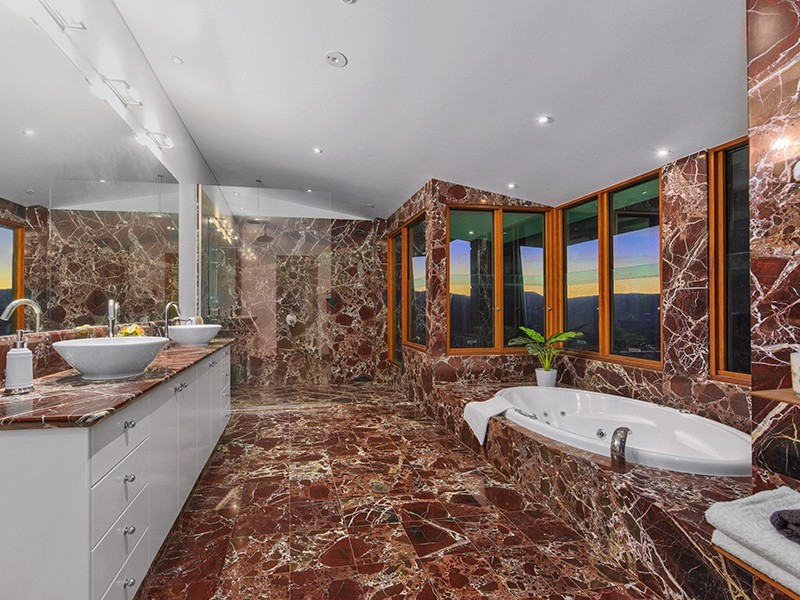 948 Mt Nebo Road, Jollys Lookout QLD 4520