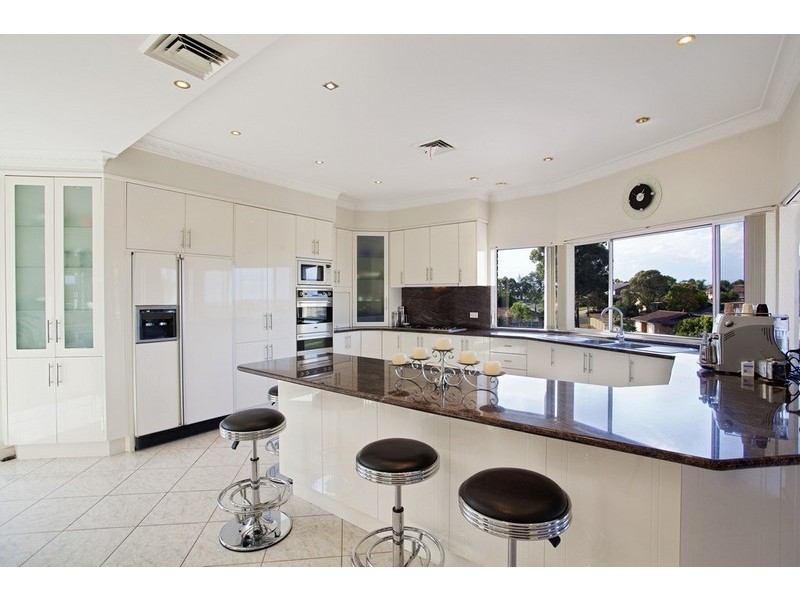 5 Avalon Close, Bossley Park NSW 2176