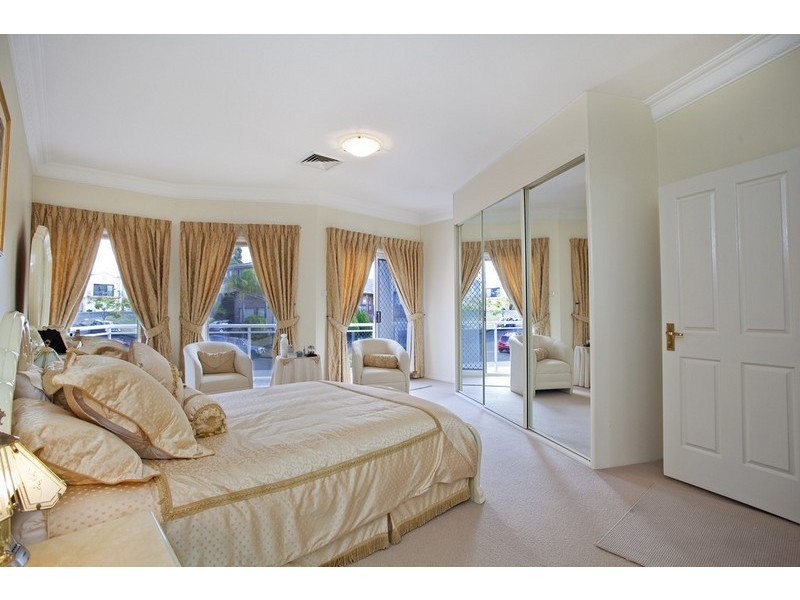 5 Avalon Close, Bossley Park NSW 2176