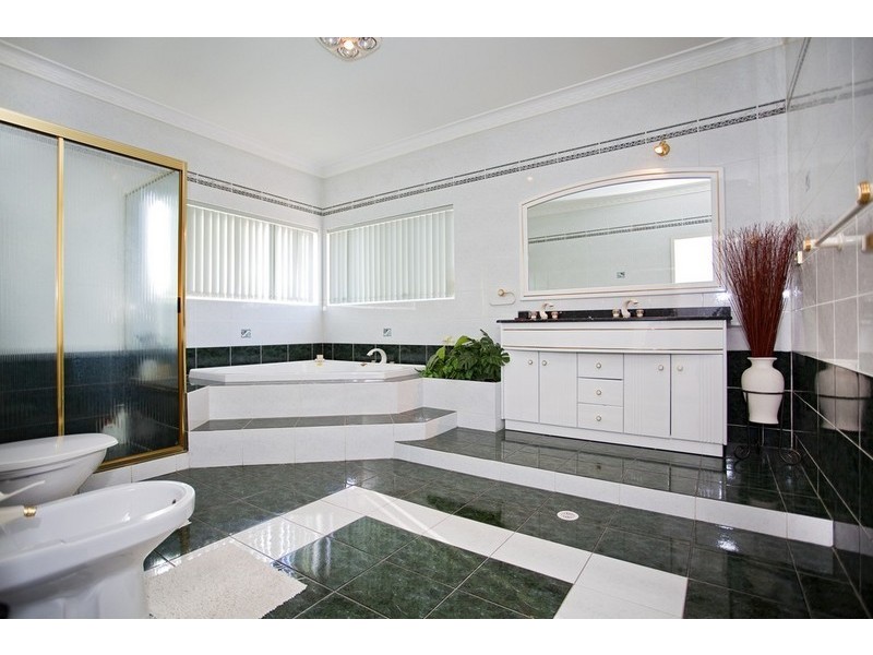 5 Avalon Close, Bossley Park NSW 2176