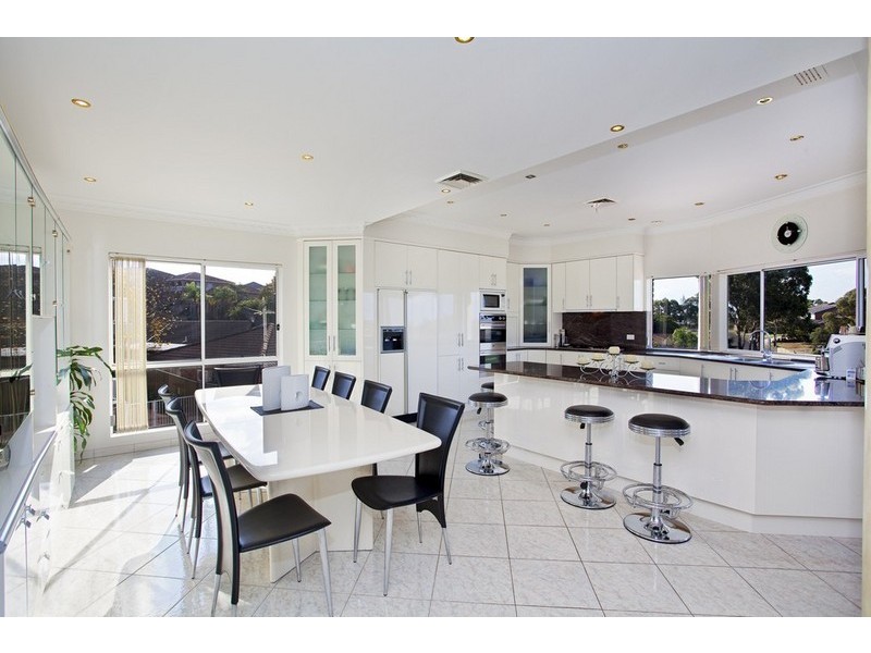 5 Avalon Close, Bossley Park NSW 2176