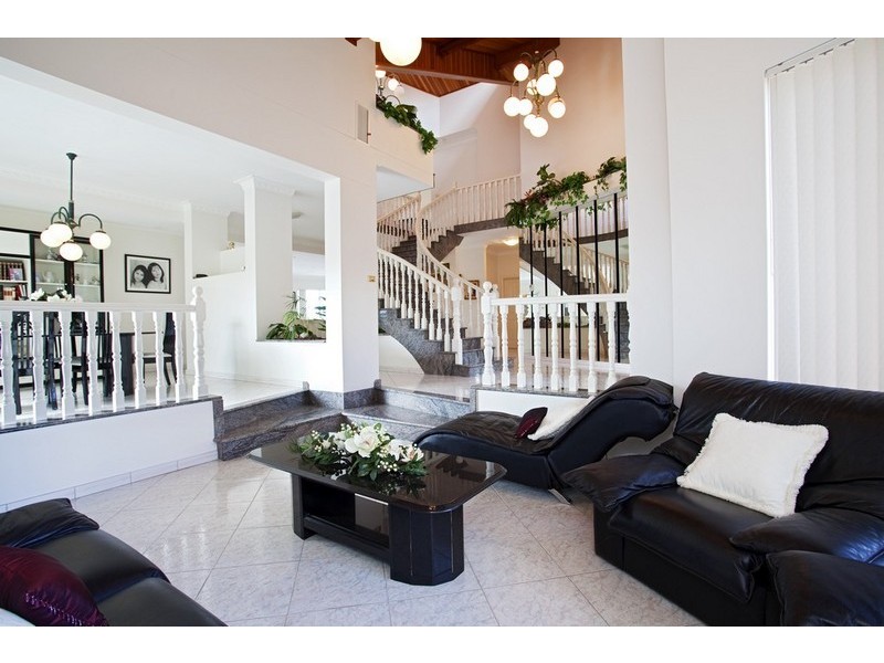 5 Avalon Close, Bossley Park NSW 2176