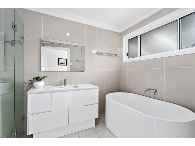 17 Fords Road, Thirroul NSW 2515