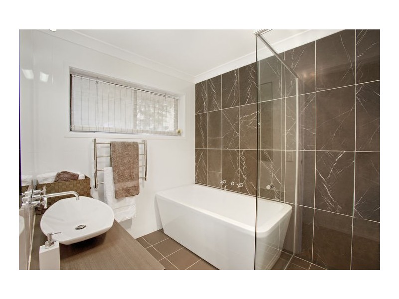 8 Robinsville Crescent, Thirroul NSW 2515