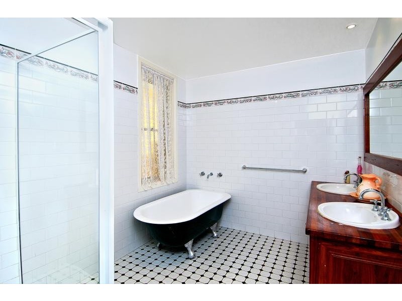 4 Robertson Street, Helensburgh NSW 2508