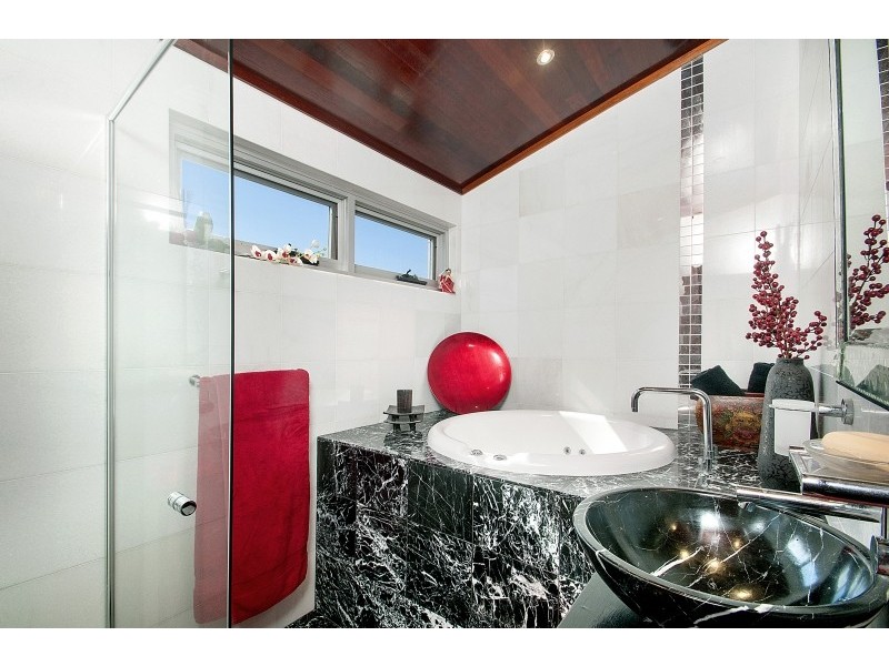 2 Corbett Avenue, Thirroul NSW 2515