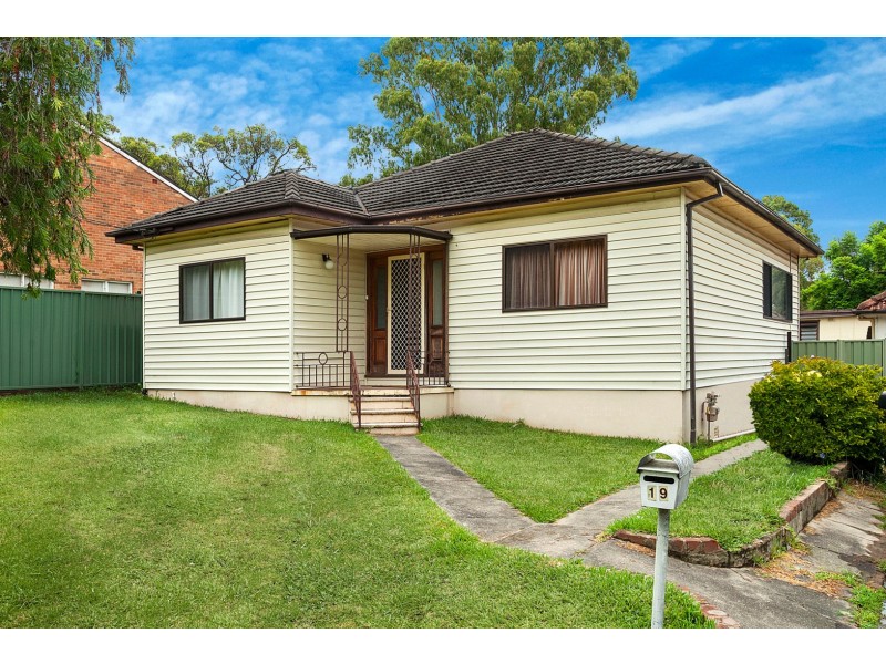 19 Dernancourt Avenue, Engadine NSW 2233