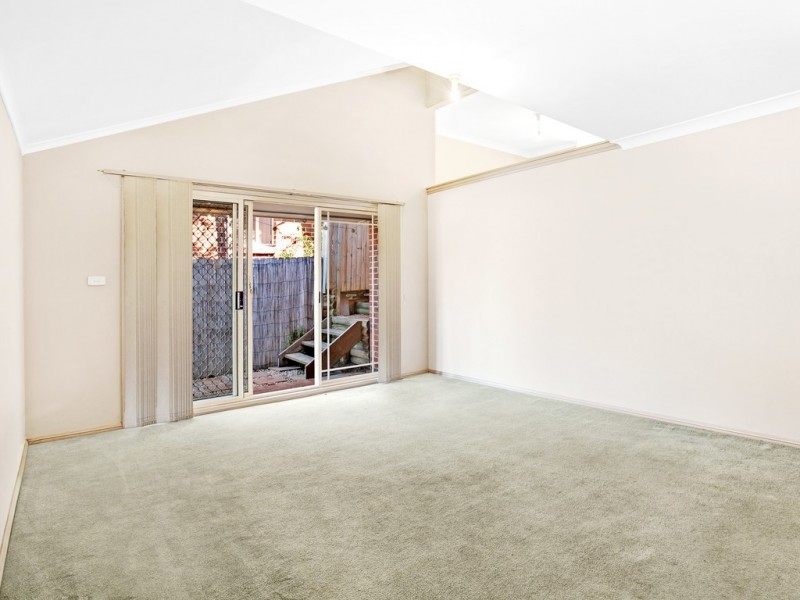 8 Rudd Close, Casula NSW 2170