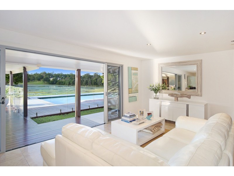 2 Pine Tree Drive, Lake Macdonald QLD 4563
