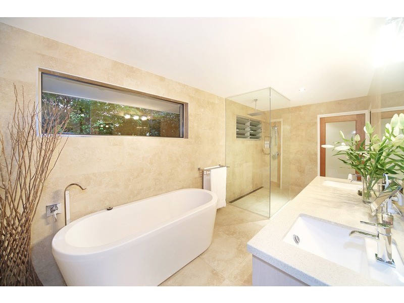 2 Pine Tree Drive, Lake Macdonald QLD 4563