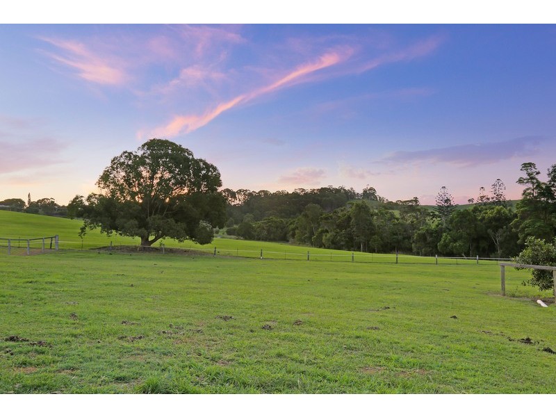 2 Pine Tree Drive, Lake Macdonald QLD 4563