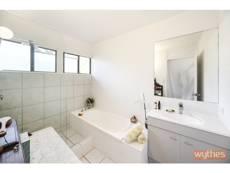 1 Pines Avenue, Cooroibah QLD 4565