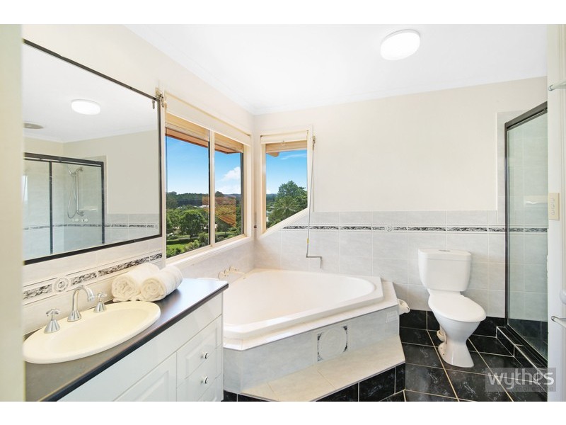 8 Fantail Crescent, Cooroy QLD 4563