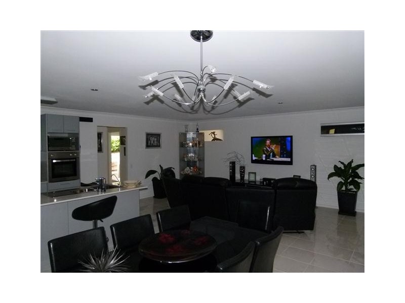 10 Kensington Drive, Cooroy QLD 4563