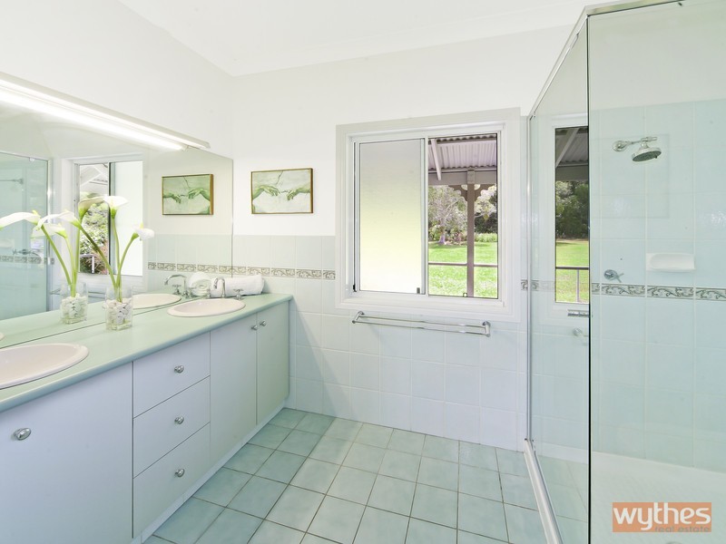 32 Hamilton Road, Lake Macdonald QLD 4563