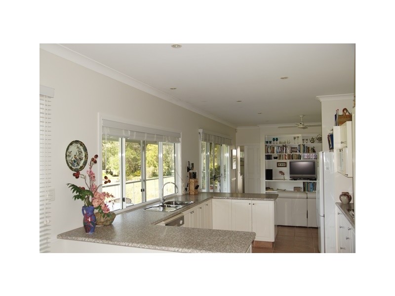 32 Hamilton Road, Lake Macdonald QLD 4563