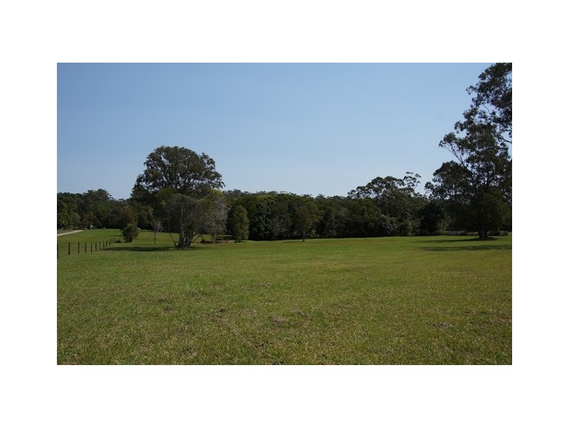 32 Hamilton Road, Lake Macdonald QLD 4563