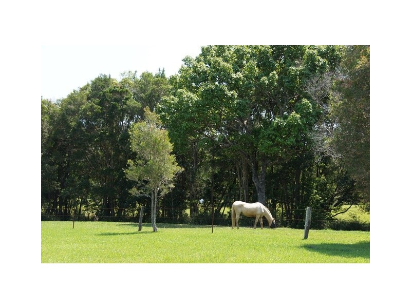 32 Hamilton Road, Lake Macdonald QLD 4563