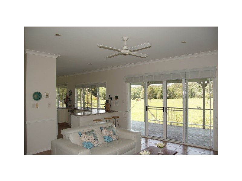32 Hamilton Road, Lake Macdonald QLD 4563
