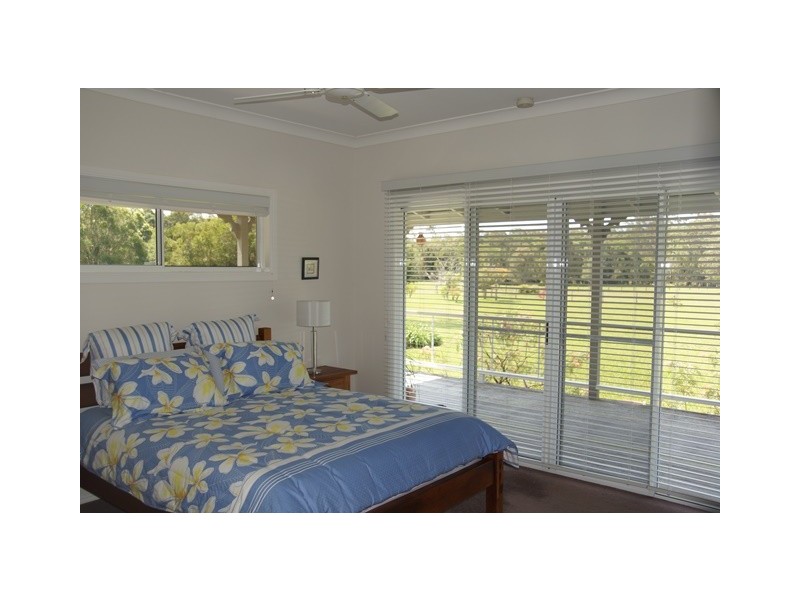 32 Hamilton Road, Lake Macdonald QLD 4563