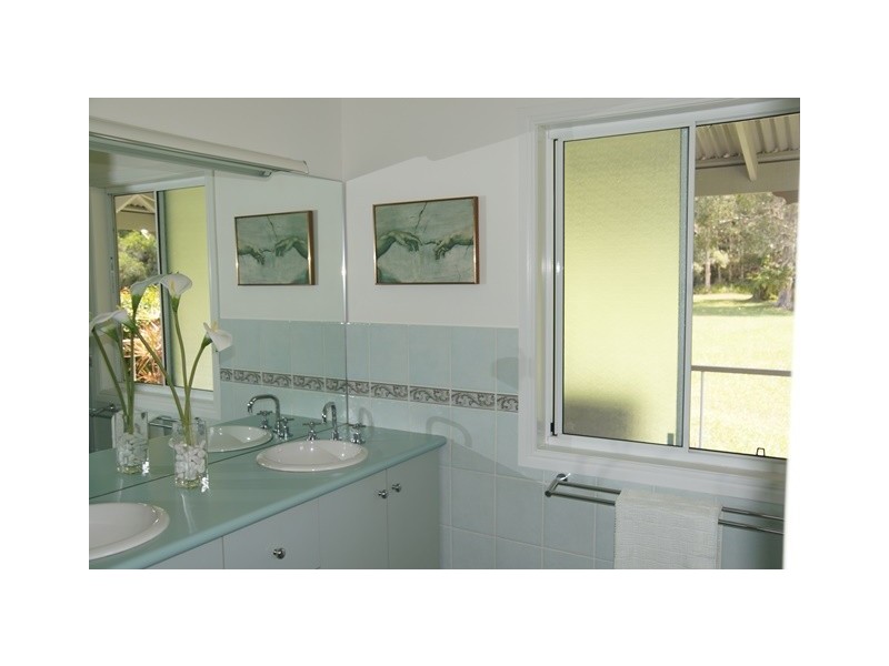 32 Hamilton Road, Lake Macdonald QLD 4563