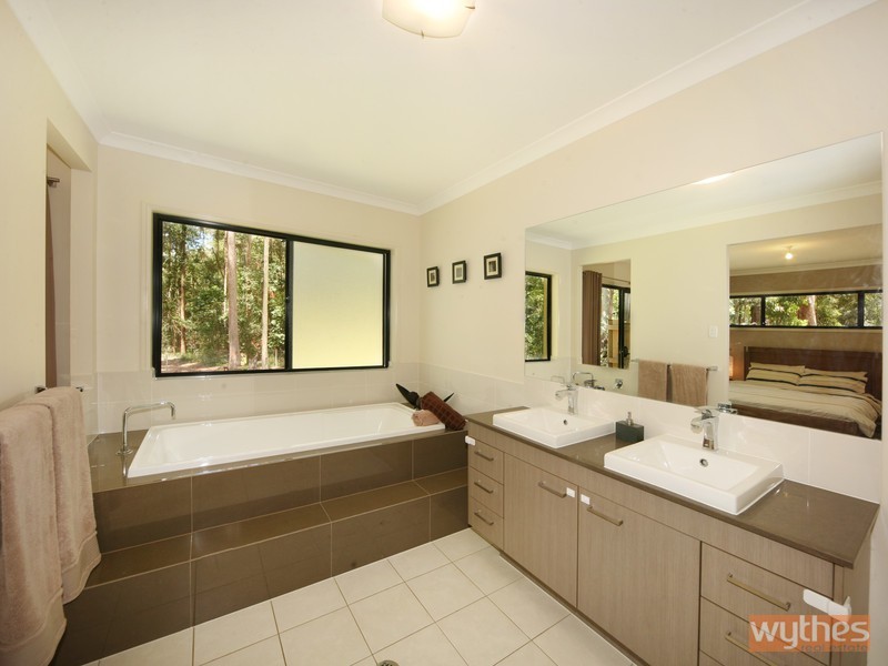 1 Palm Tree Court, Pomona QLD 4568