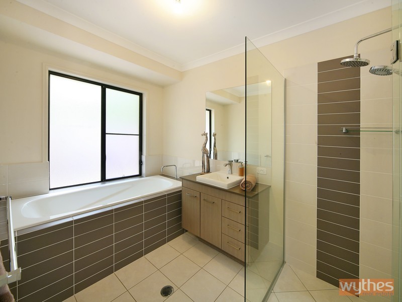 1 Palm Tree Court, Pomona QLD 4568