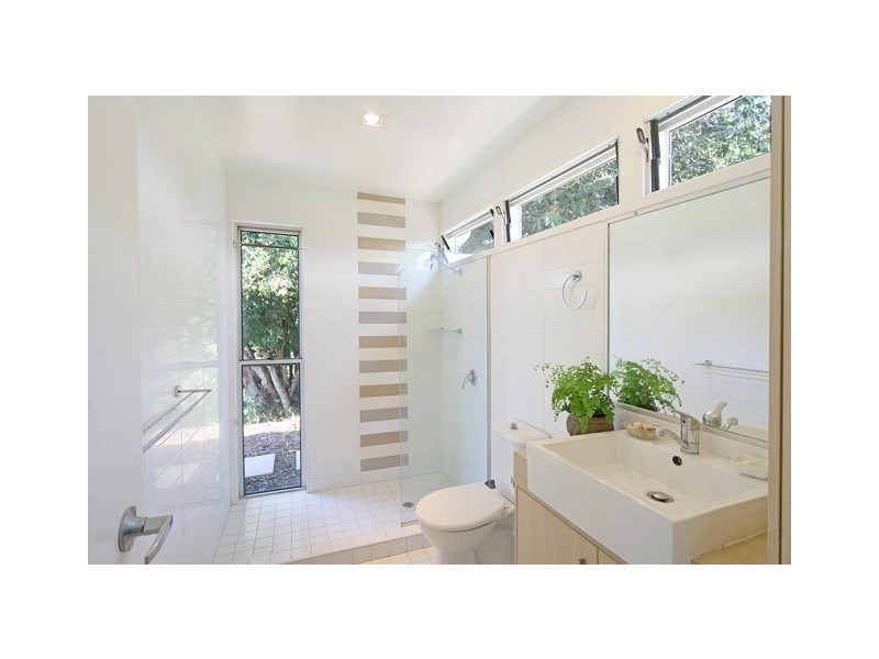 6 Pine Tree Drive West, Lake Macdonald QLD 4563