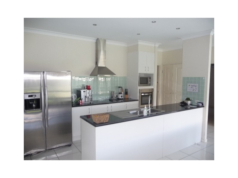 13 Oak Street, Cooroy QLD 4563