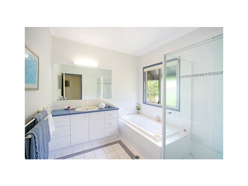 33 Sallwood Court, Pinbarren QLD 4568