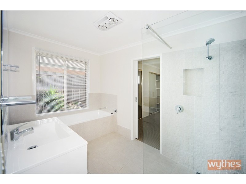 37 Overlander Avenue, Cooroy QLD 4563