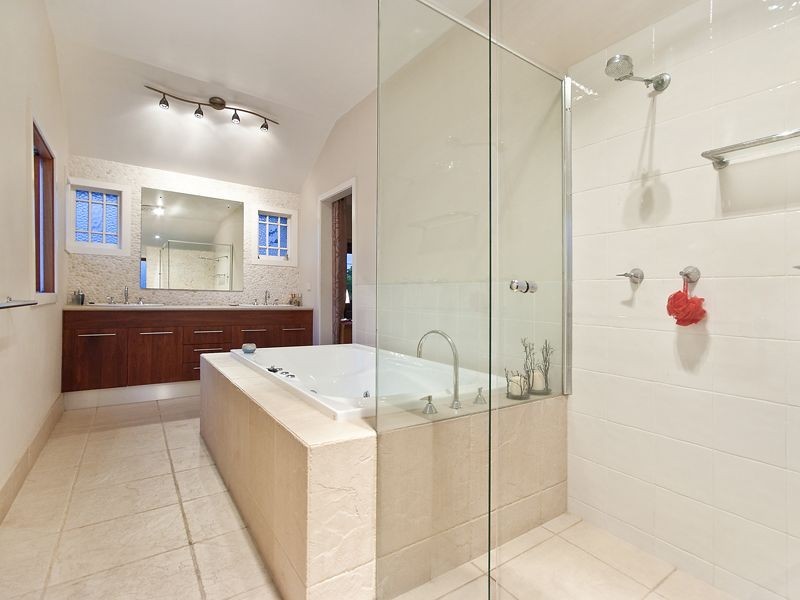 138 Rode Road, Wavell Heights QLD 4012